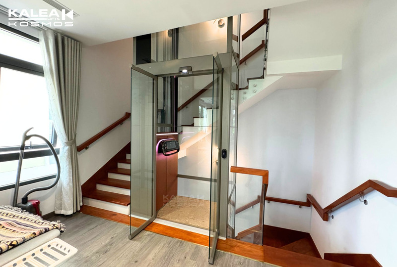 Thang máy gia đình X50 Limited được thiết kế giữa thang bộ giúp tối ưu diện tích cho ngôi nhà.