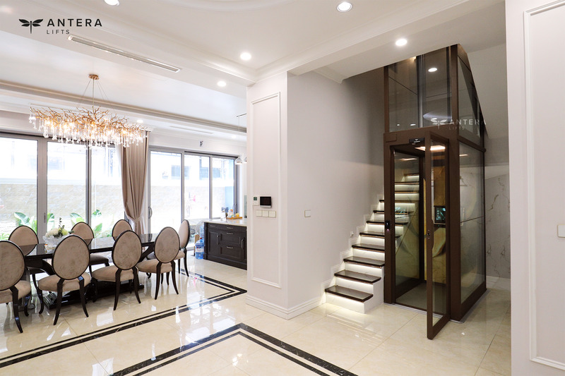 Thang máy gia đình 5 tầng Antera Lift được thiết kế 4 mặt kính giúp giữ độ thoáng, lấy sáng tự nhiên.