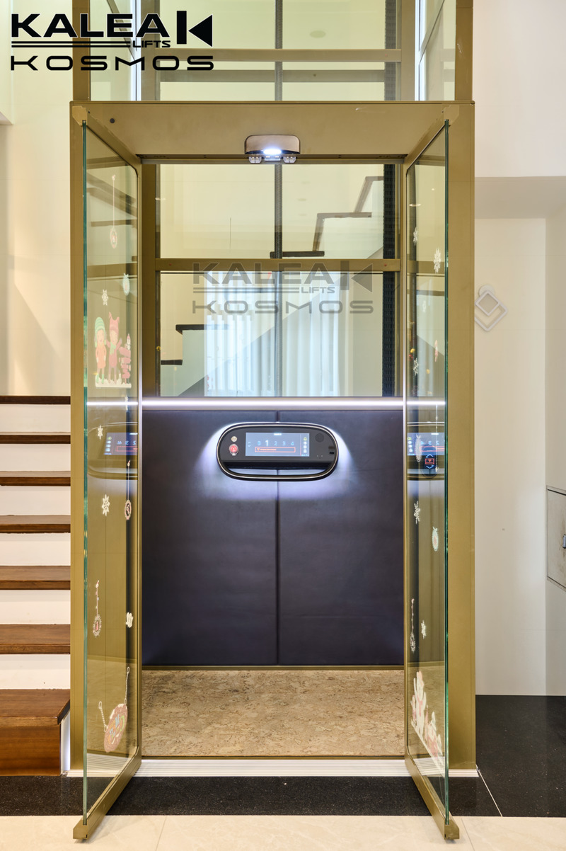 Cabin thang máy bao gồm các tấm kính cường lực an toàn 2 lớp và khung nhôm/thép hoặc inox sọc nhuyễn.