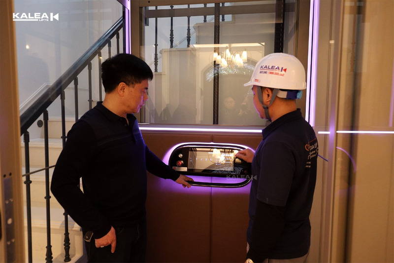 Chi phí lắp đặt thang máy lồng kính dao động từ 300 đến hơn 1,5 tỷ đồng tùy phân khúc.