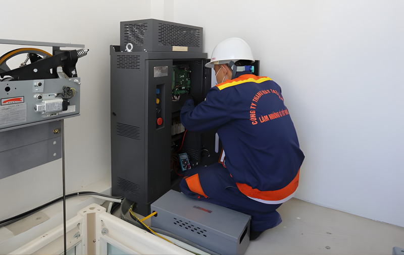 Tủ điện thang máy liên doanh sử dụng các linh kiện rời (thường là biến tần và board mạch nhập khẩu) để lắp ráp tại Việt Nam.