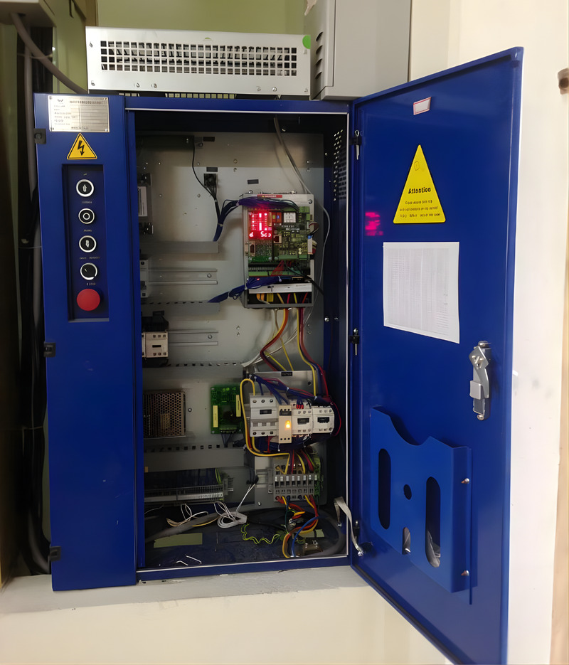 Vỏ tủ điện thang máy sử dụng nhựa IP40 cho môi trường trong nhà.