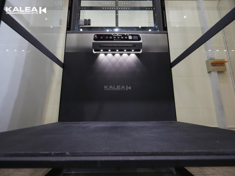 Thang máy gia đình thông minh Kalea Kosmos K90 tích hợp nhiều tính năng quạt gió, cảm biến hiện đại. 