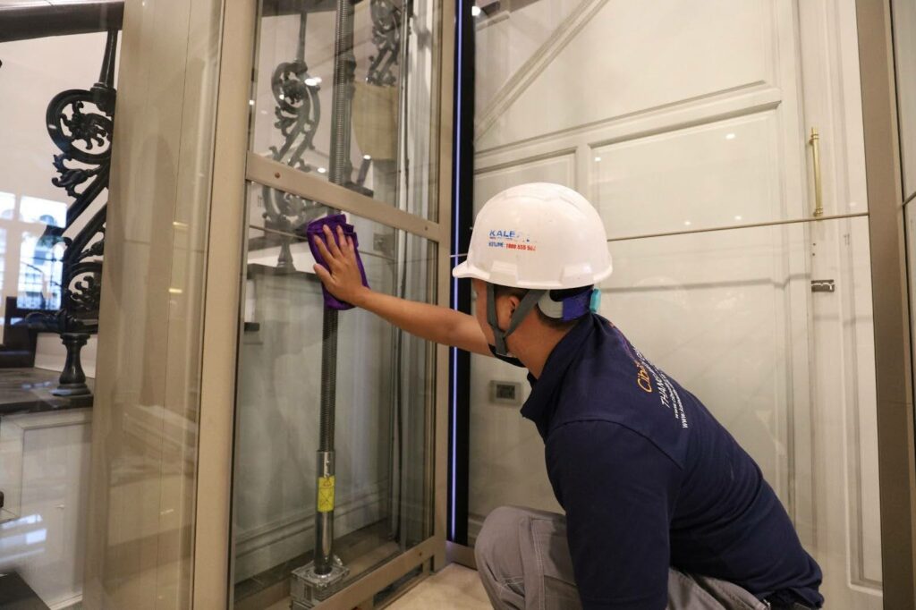 Kỹ thuật viên kiểm tra và bảo trì thang máy gia đình Kalea định kỳ để đảm bảo an toàn vận hành