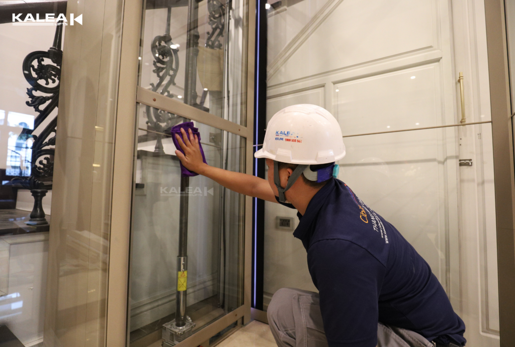 Chất lượng thiết bị suy giảm có thể gây ra sự cố kẹt thang máy do không thực hiện bảo trì, bảo dưỡng thường xuyên.