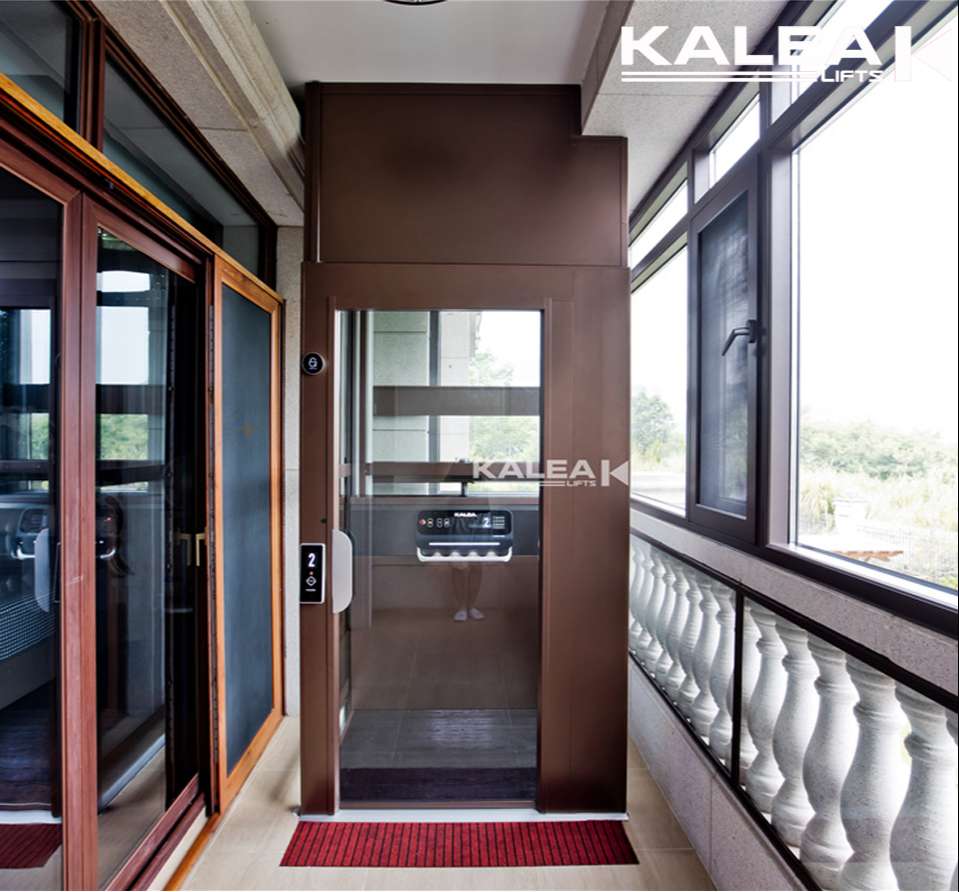 Thang máy sàn nâng Kalea Kosmos K70 lắp đặt ngoài ban công tiết kiệm không gian tại biệt thự ở Quảng Đông.