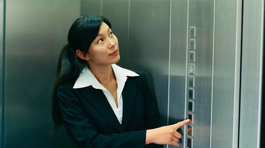 Hệ thống điều khiển lỗi dẫn đến thang máy bị kẹt