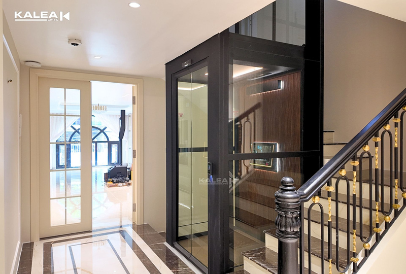 Thang máy Kalea được bố trí cạnh cầu thang bộ, tận dụng không gian sẵn có của ngôi nhà.
