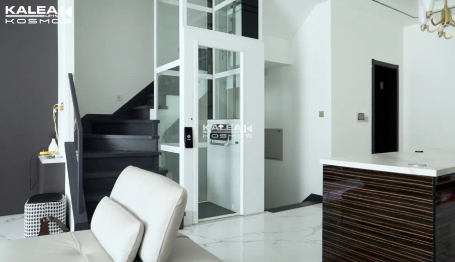 Thang máy Kalea màu trắng phù hợp với tổng thể thiết kế ngôi nhà