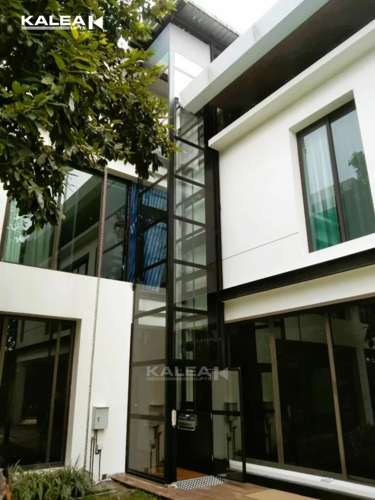 Thang máy ngoài trời Kalea lắp đặt tại khu vục sân vườn của ngôi nhà 
