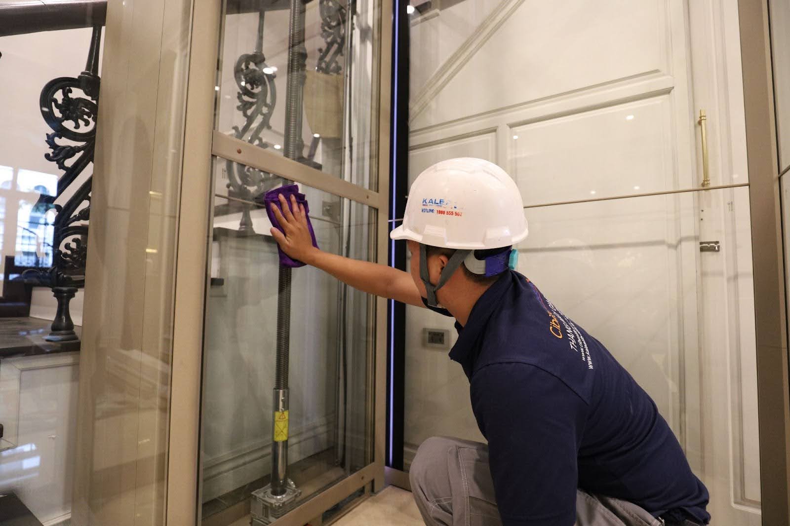 Vệ sinh thang máy gia đình cần đảm bảo những quy định chung về an toàn khi vệ sinh thiết bị điện