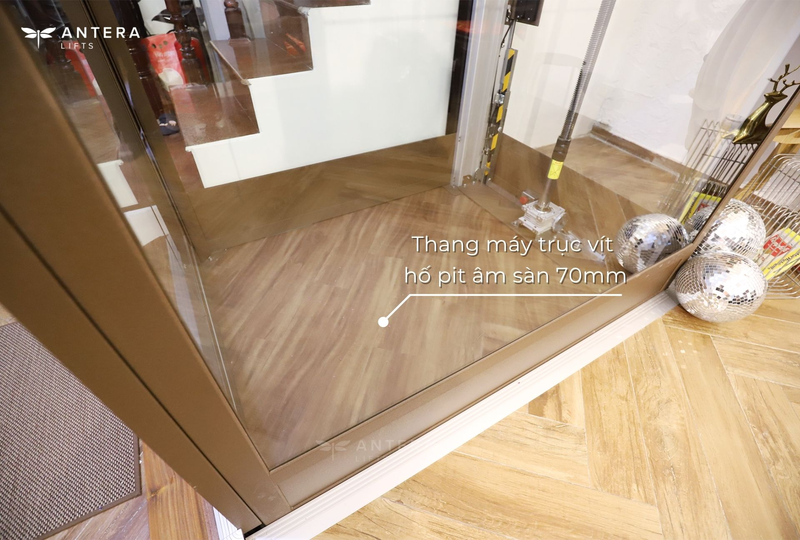Thang máy trục vít có hố pít âm sàn nông khoảng 70 - 120mm, giúp hạn chế đào sâu nền và phù hợp với các công trình nhà ở đã hoàn thiện.
