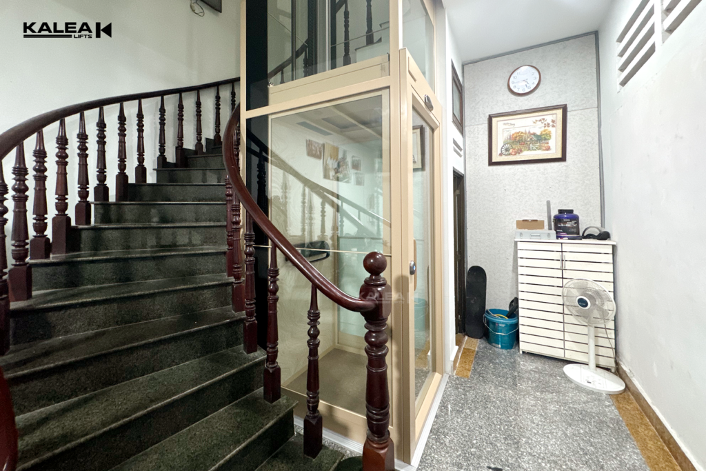 Thang máy kính tạo cảm giác thoáng khi di chuyển giữa các tầng