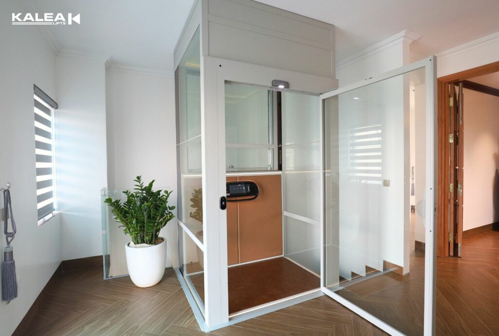Thang máy kính giúp dễ quan sát người dùng bên trong cabin