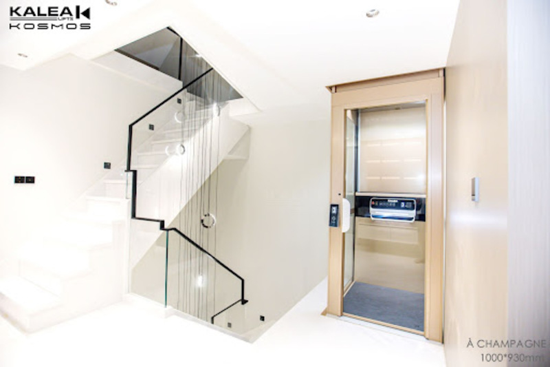 Ở thiết kế này, thang máy không chỉ đơn thuần là thiết bị di chuyển mà trông nó như được hoà làm một với thiết kế nội thất bên trong biệt thự với tông trắng sữa nhẹ nhàng