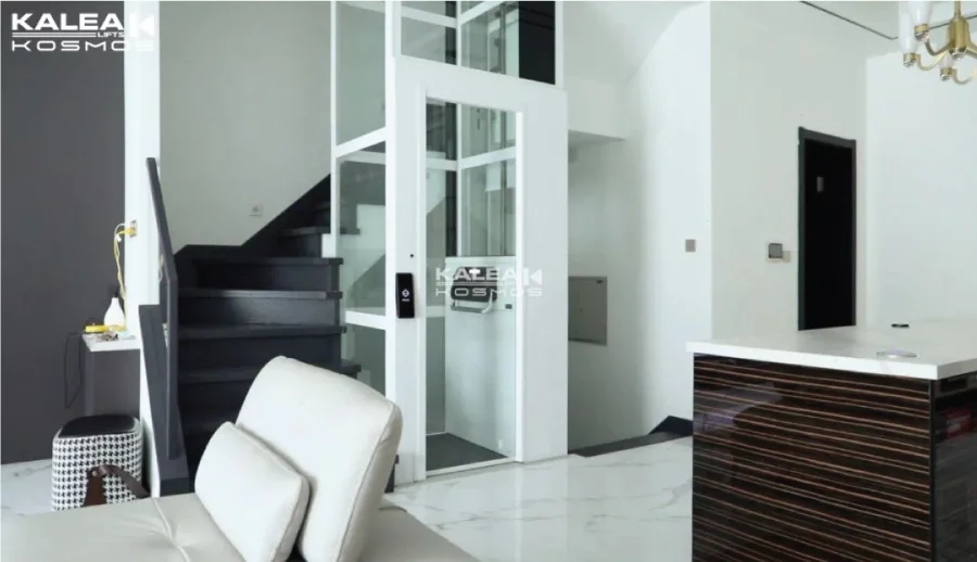 Cầu thang bộ ôm thang máy là cách bố trí giúp gia chủ tận dụng khoảng trống của giếng trời.