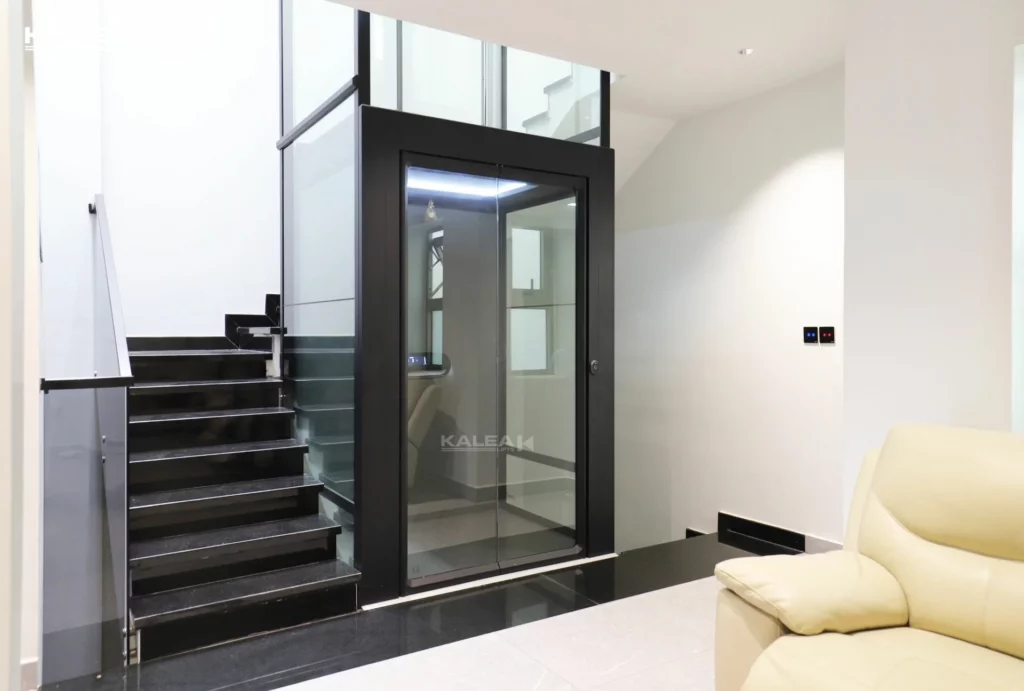Thang máy cabin bao gồm giếng thang và buồng cabin với 4 vách kín