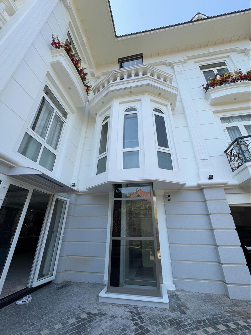 Thang máy được lắp trong nhà hoặc ngoài trời