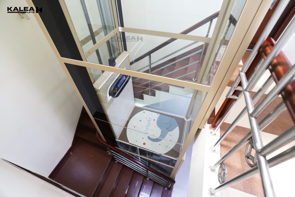 Khoảng trống giữa thang bộ thường có diện tích hạn chế, chỉ phù hợp với các dòng thang máy gia đình nhỏ gọn Khoảng trống giữa lòng thang bộ dùng để lắp thang máy gia đình