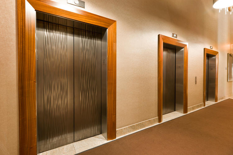 Cửa cabin thang máy là cửa được lắp đặt ở mặt trước của cabin thang máy