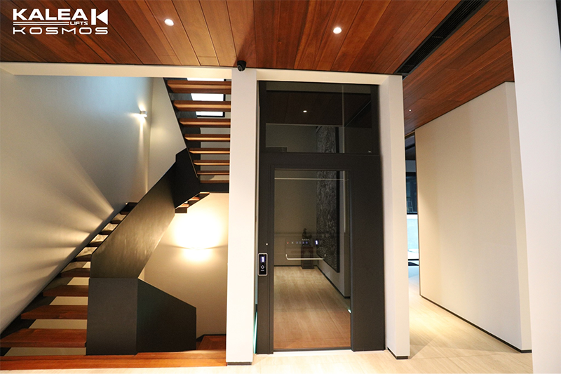 Cửa cabin thang máy mở bằng tay thường được ưu tiên sử dụng trong các căn biệt thự, hộ gia đình