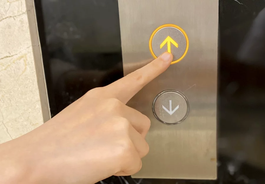 Bên ngoài thang máy sẽ có bảng ký hiệu bao gồm mũi tên hướng lên và mũi tên hướng xuống