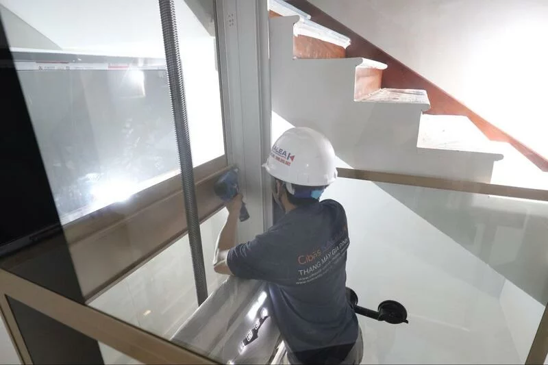 Kỹ thuật viên sẽ hoàn thiện hệ thống điện cho thang máy 