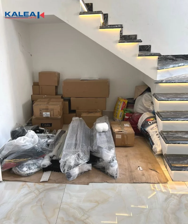 Khu vực dưới chân cầu thang có thể được tận dụng để đặt trang thiết bị lắp đặt thang máy.