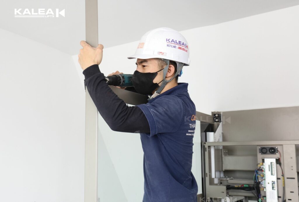 Kỹ thuật viên thang máy Kalea lắp đặt thang máy tại khu vực OH phía trên cabin