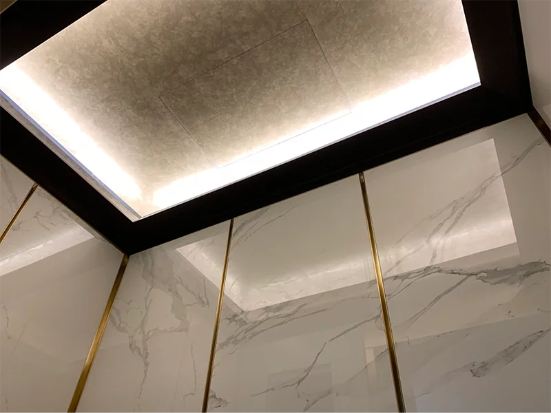 Khung trần thang máy thường sử dụng vật liệu đồng bộ với phần vách cabin 