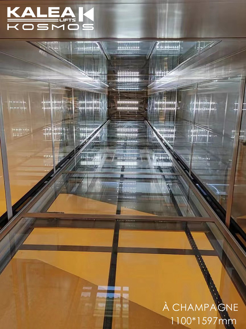 Thang máy Kalea với trần cabin thang máy là inox gương kết hợp dải đèn LED chiếu sáng