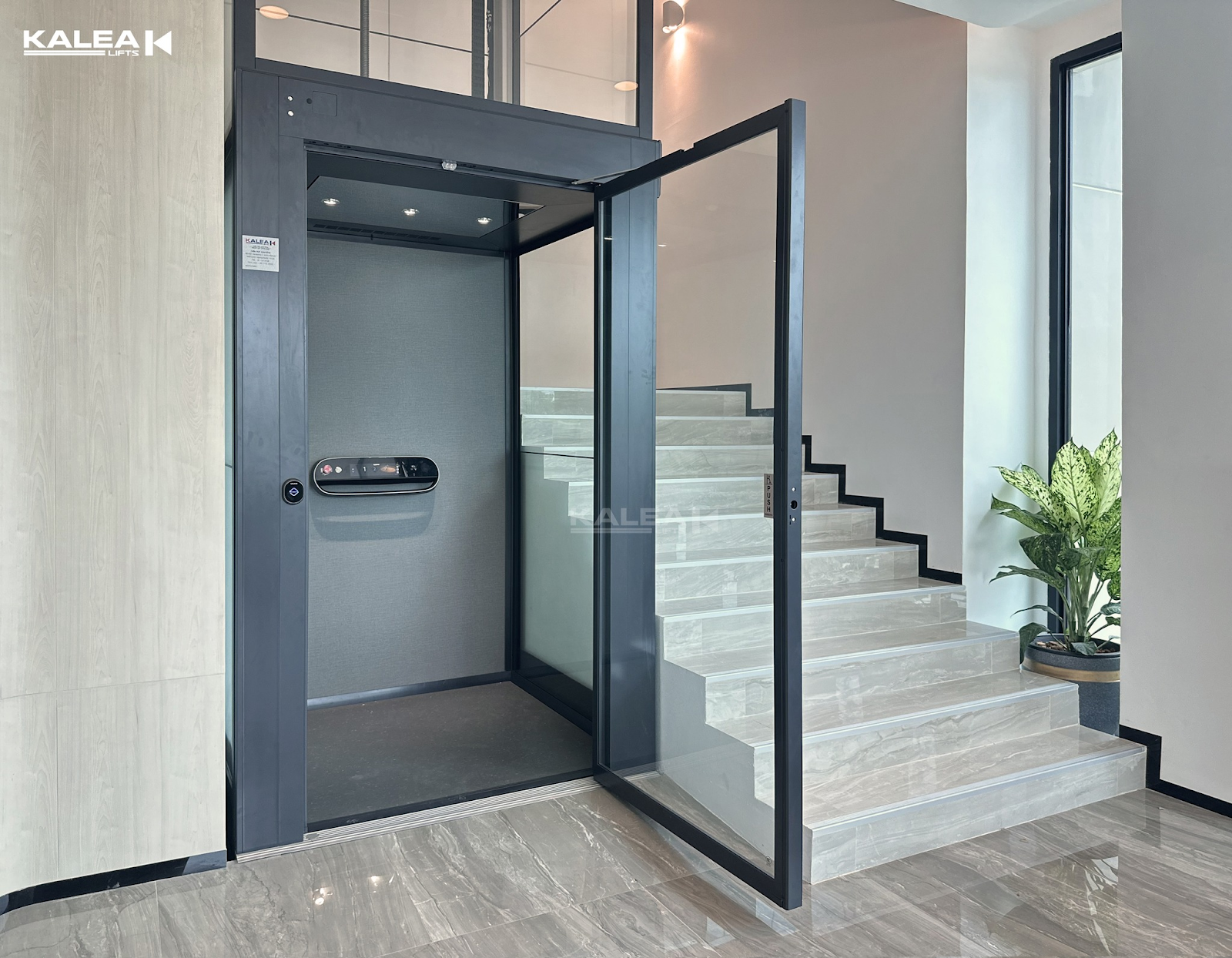 Thang máy kính với thiết kế sang trọng, nâng cao giá trị cho công trình