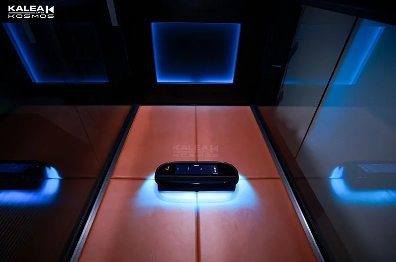 Trần cabin thang máy Kalea bằng thép, có đèn âm trần đổi màu