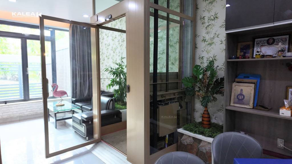 Thang máy kính trục vít với cấu tạo máu móc đơn giản và ít chi tiết máy