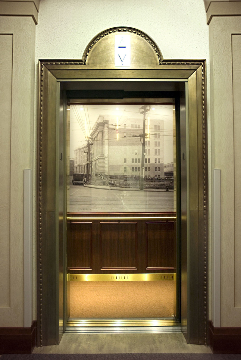 Những bức tranh đặt đen trắng đặt trong thang máy cũng góp phần tạo nên nét đẹp cổ điển trong một tổng thể hiện đại
