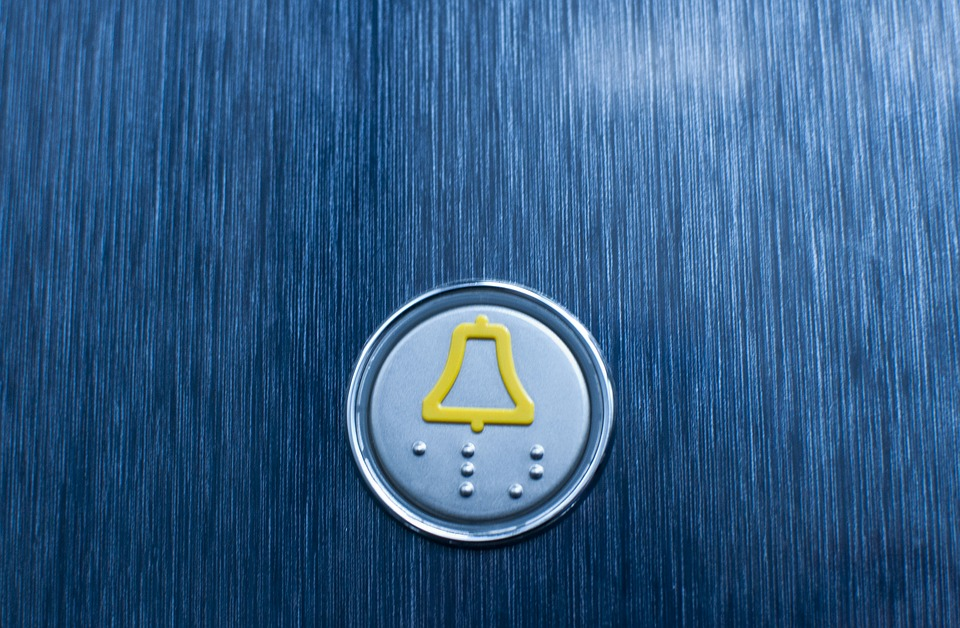 Nút bấm hình chuông trong thang máy