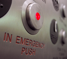 Nút hình chấm đỏ dừng khẩn cấp khi đi thang máy