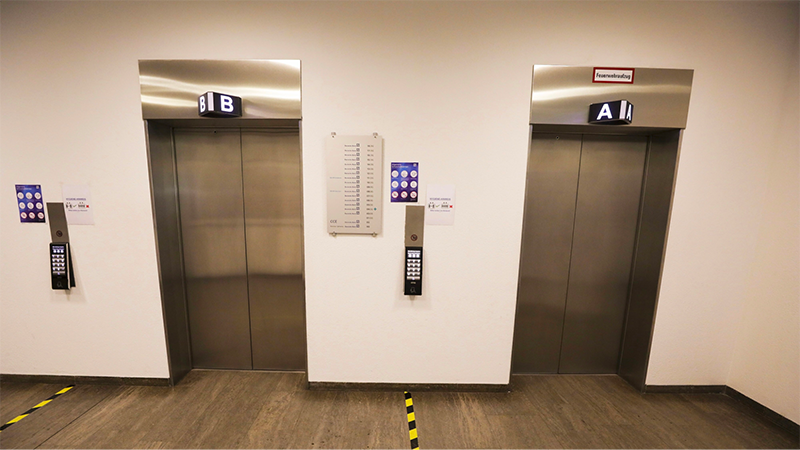 Cửa thang máy 2 cánh rất phổ biến, thường thấy ở thang máy lắp đặt tại những nơi công cộng