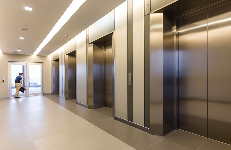 Cửa thang máy làm từ thép không gỉ phổ biến hơn, thường rất bền và dễ dàng vệ sinh