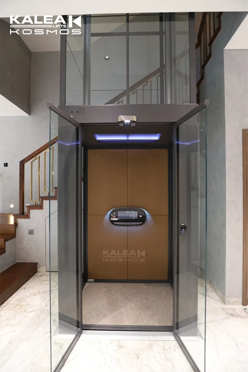Thang máy Kalea dòng Kosmos X80 Limited cao cấp được trang bị độc quyền cửa saloon kính 2 cánh tự động, vách cabin bọc da chế tác thủ công và sàn gỗ cork cao cấp đem lại trải nghiệm di chuyển đẳng cấp nhất cho khách hàng