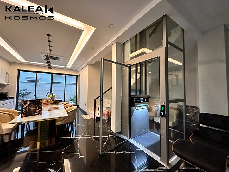 Thiết kế cửa bằng kính giúp không gian thang máy trở nên rộng hơn, tận dụng được ánh sáng từ bên ngoài