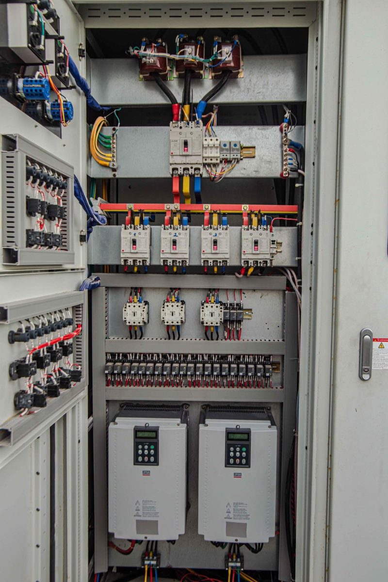 Tủ điện điều khiển thang máy tiếp nhận, xử lý và truyền tải các tín hiệu từ người dùng đến các bộ phận liên quan, giúp cabin di chuyển đến tầng chỉ định