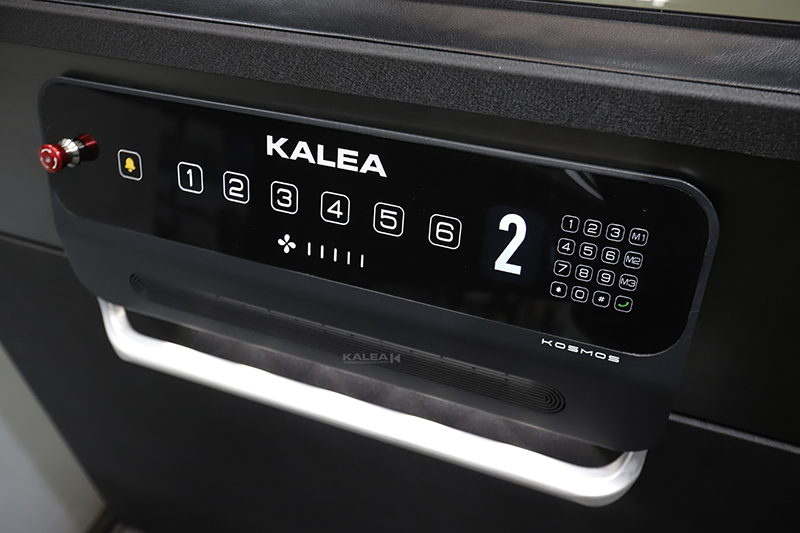 Bảng điều khiển cảm ứng bên trong thang máy Kalea