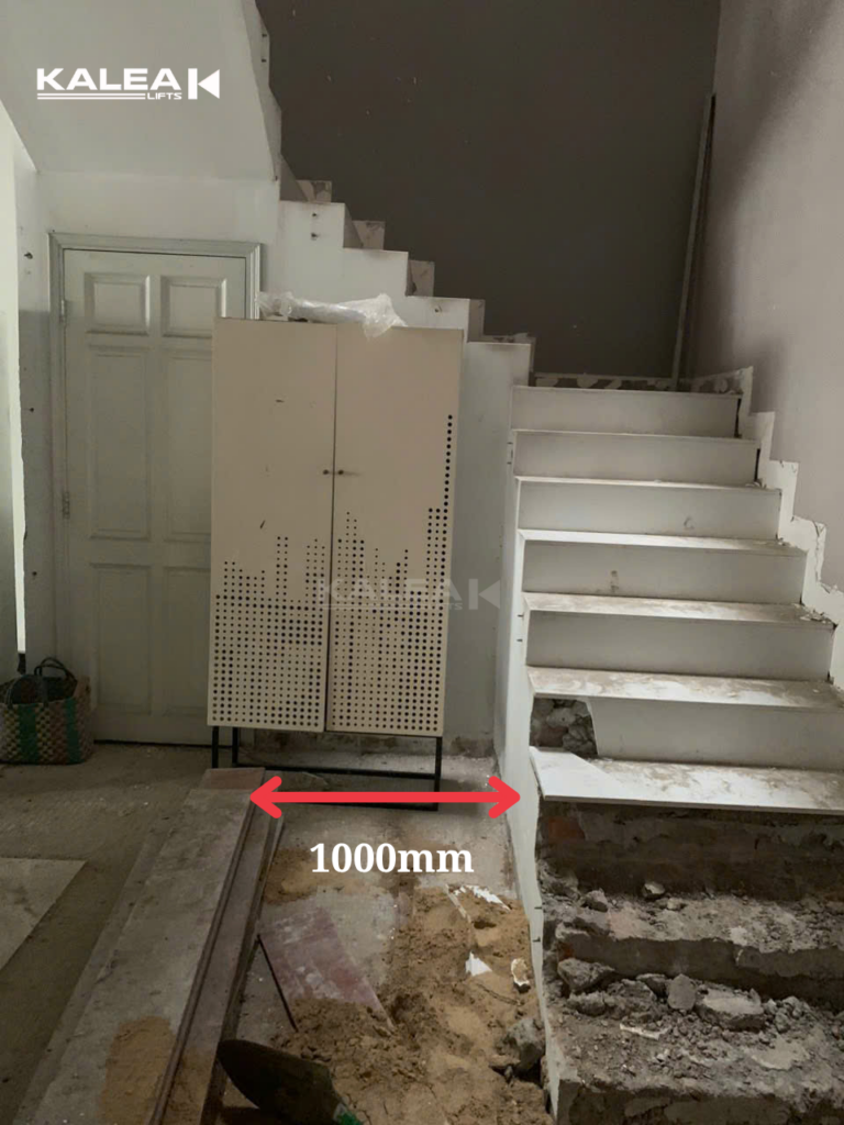 Vị trí lắp đặt thang máy gia đình 3 tầng ở giữa thang bộ chỉ rộng khoảng 1000 mm
