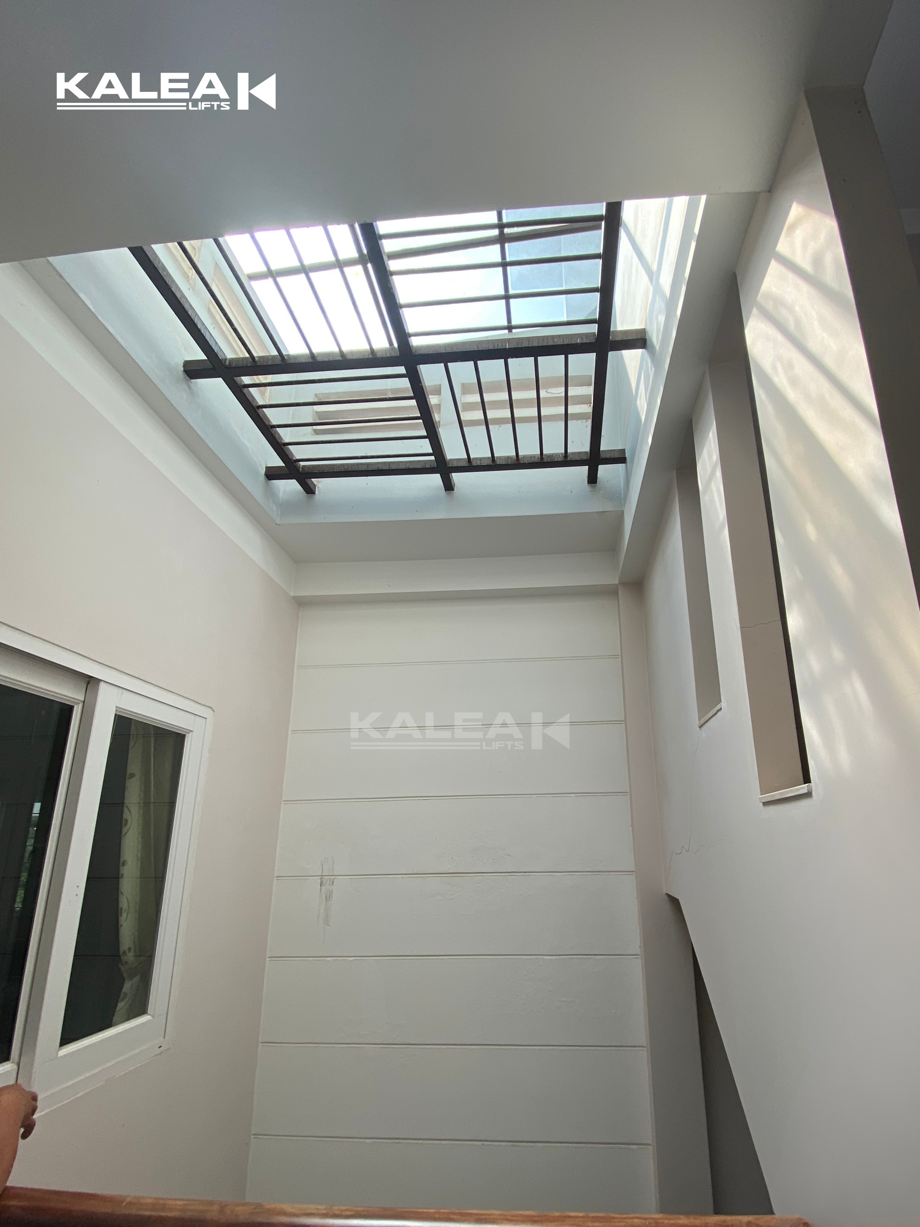 Vị trí lắp đặt nằm tại ô giếng trời cạnh thang bộ 
