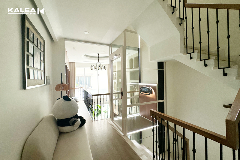 Thiết kế thang máy cho nhà ống giúp không gian vẫn thoáng và có ánh sáng tự nhiên