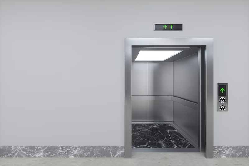 Buồng cabin trong thang máy được thiết kế với 4 vách kim loại chắc chắn