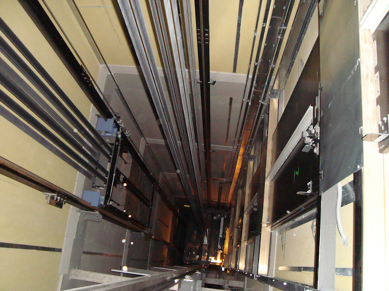 Cáp tín hiệu được thiết kế và lắp đặt phí trong hố thang