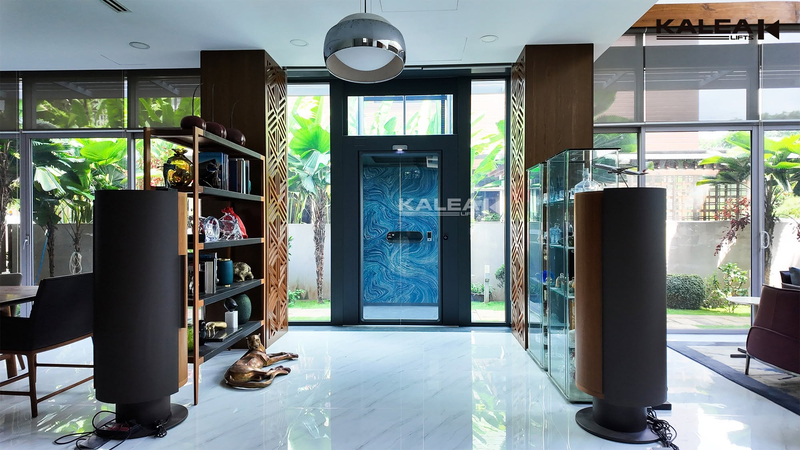 Thang máy gia đình 3 tầng Kalea X80 Premium có kích thước sàn 1.210 × 1.315 mm, phù hợp với không gian nội thất hiện đại.
