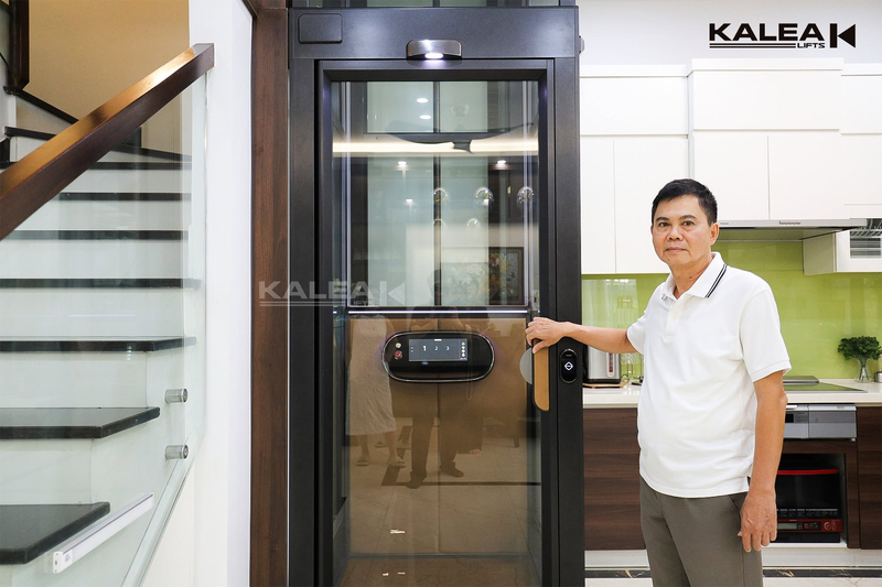 Thang máy gia đình 3 tầng Kalea X50 Limited có kích thước sàn 1.135 × 950 mm, được lắp đặt gọn gàng trong không gian nhà cải tạo.